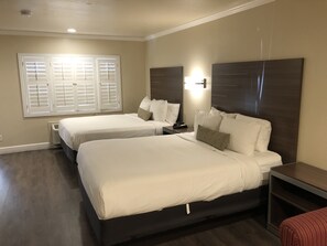 Desk, blackout curtains, iron/ironing board, free WiFi - El Castell Motel (Monterey)