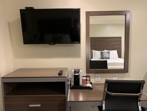 Desk, blackout curtains, iron/ironing board, free WiFi - El Castell Motel (Monterey)