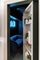 Quarto exclusivo, 1 cama King | Área de estar | TV de tela plana 42 polegadas com canais a cabo, TV, livros