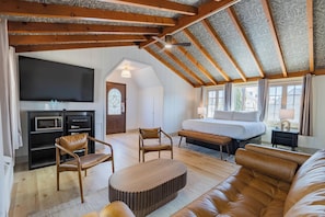 Solstice King Suite | Living area | 42-inch flat-screen TV with cable channels, TV, books