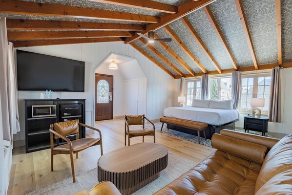 Solstice King Suite | Living area