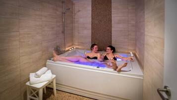 Sauna, tina de hidromasaje, baño de vapor y tratamientos corporales