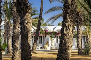 A white building with a balcony, surrounded by palm trees. - Club Sunshine Rosa Rivage - All inclusive (Monastir)