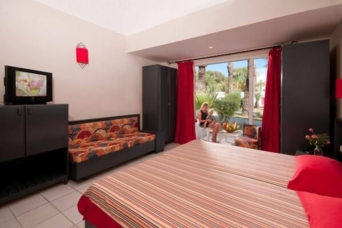 Blackout curtains, cots/infant beds