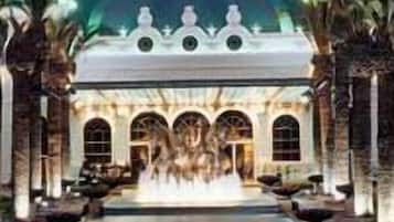 Majoituspaikan julkisivu illalla/yöllä