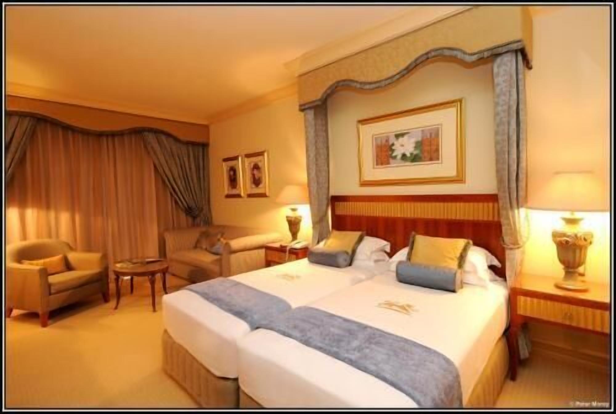 Ropa de cama de alta calidad, camas con efecto memoria y minibar 