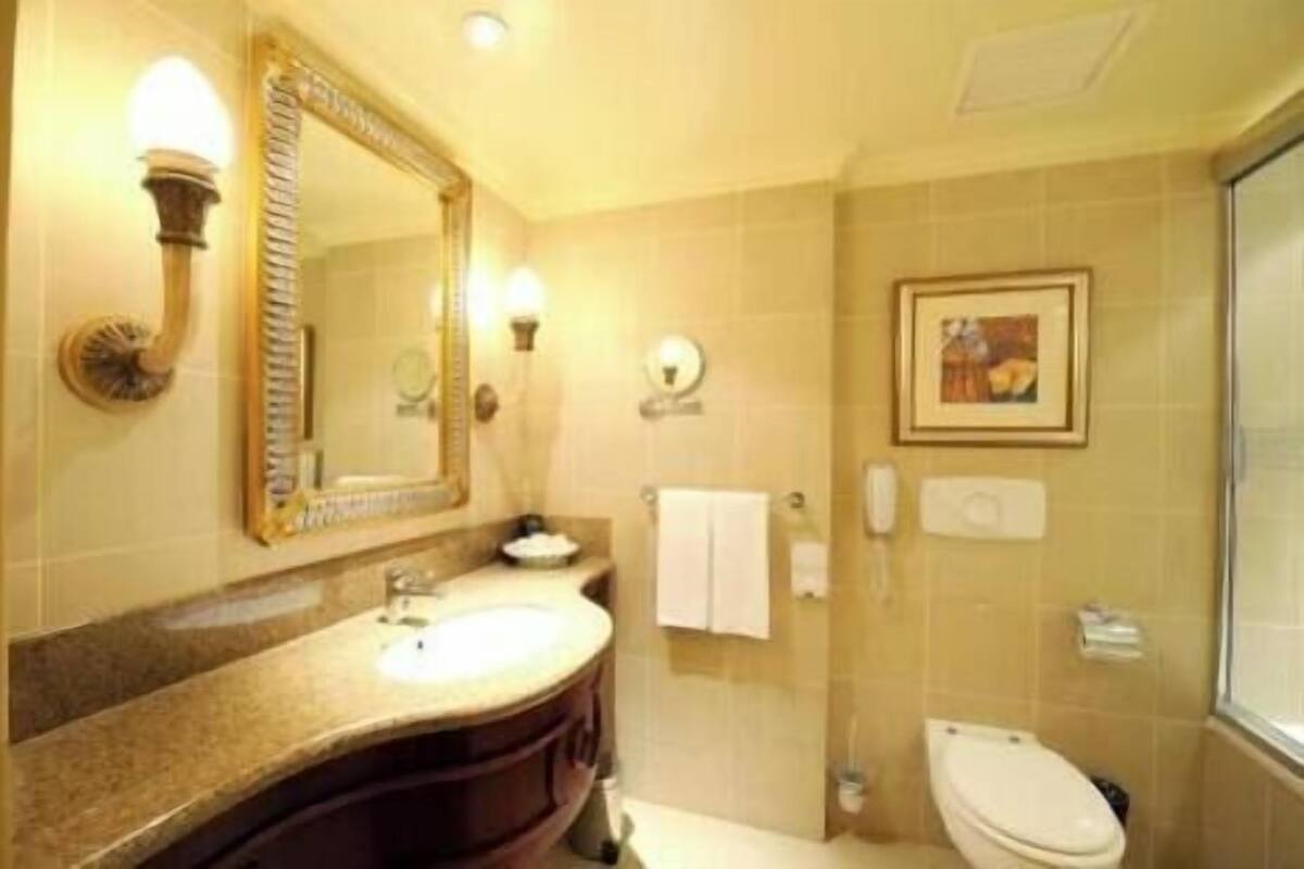 Baño | Tina con regadera, amenidades de baño de diseñador, secadora de cabello