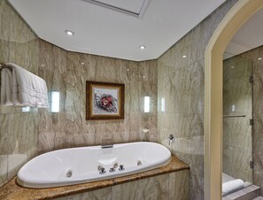 Executive Suite | Bathroom | Combined shower/tub, designer toiletries, hair dryer, slippers