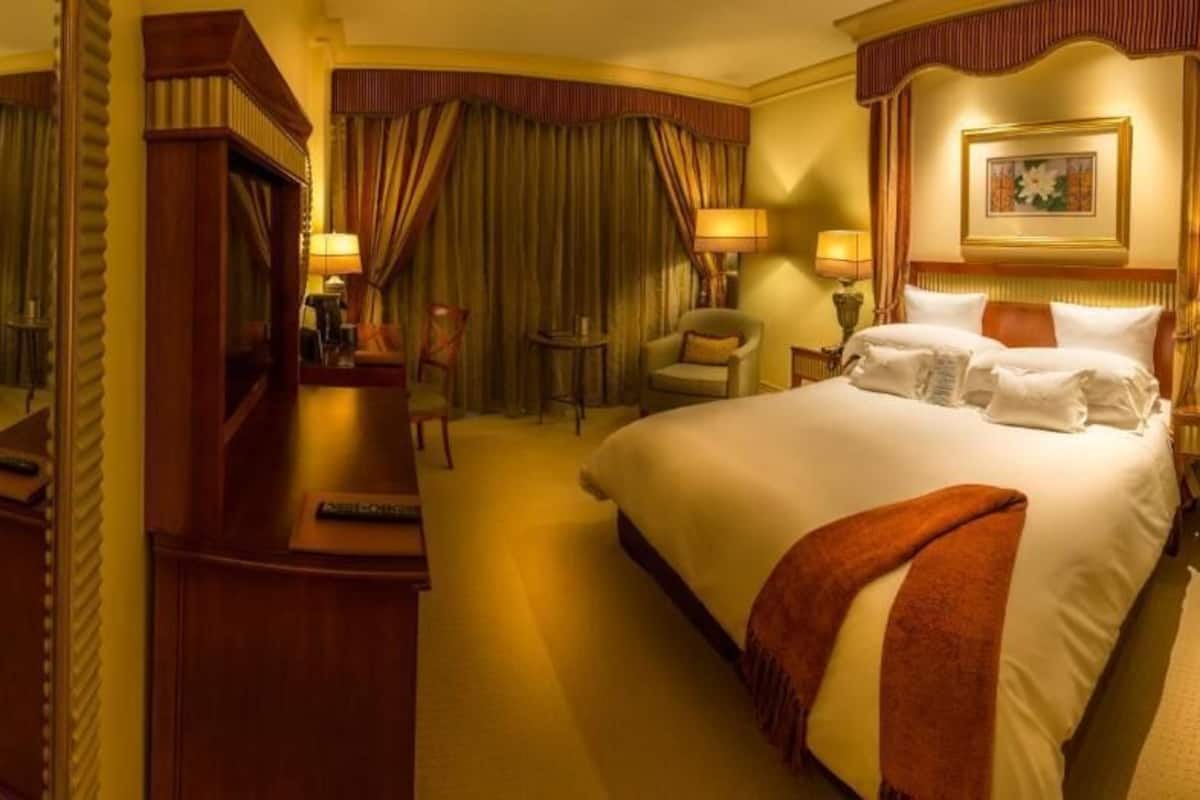 deluxe room, 1 king bed (club floor) | 1 bedroom, premium bedding, memory-foam beds, minibar