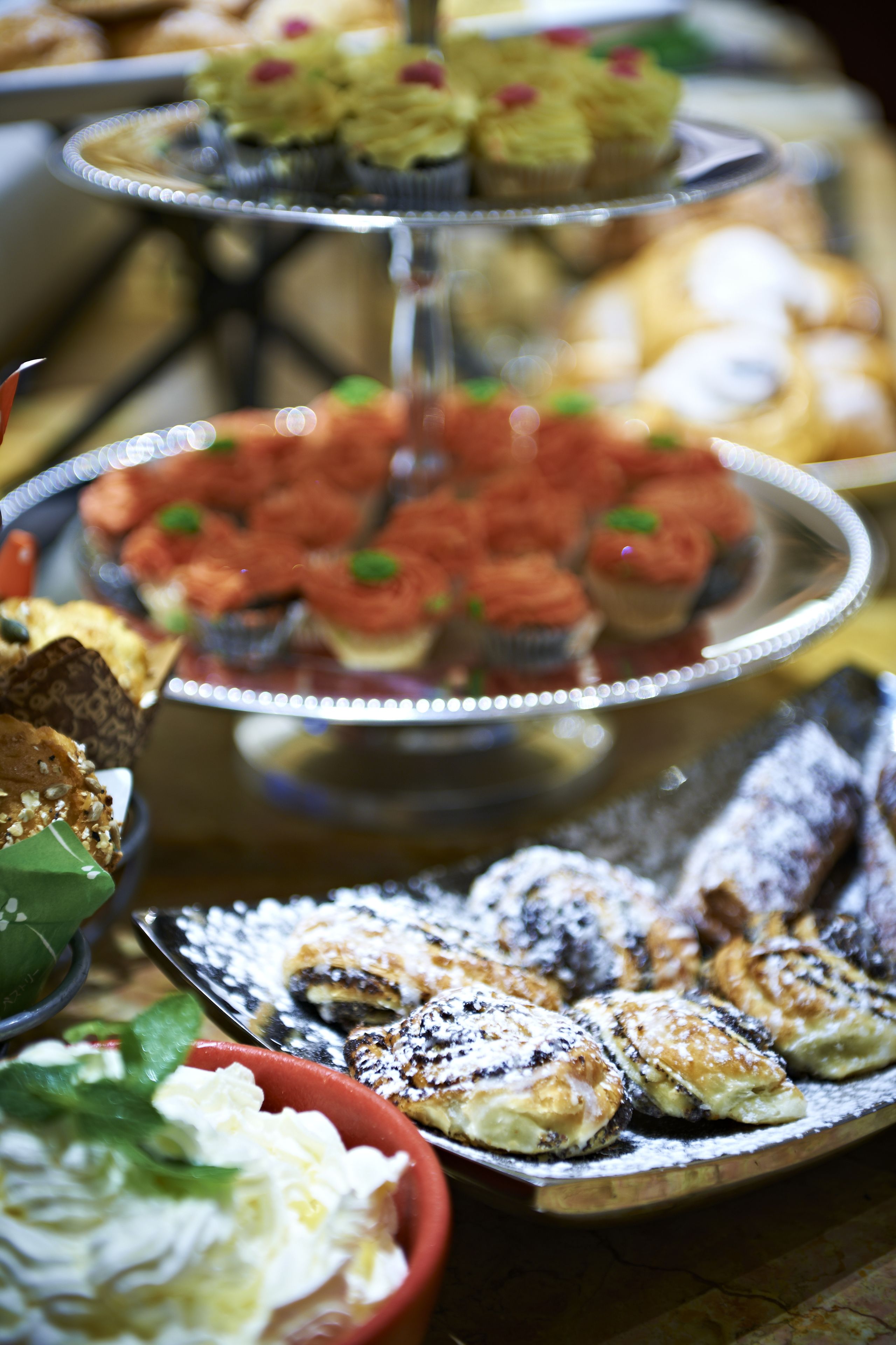 Une présentation de desserts en étages, avec divers gâteaux et autres douceurs.