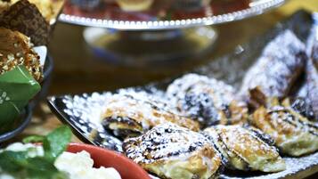 Une présentation de desserts en étages, avec divers gâteaux et autres douceurs.