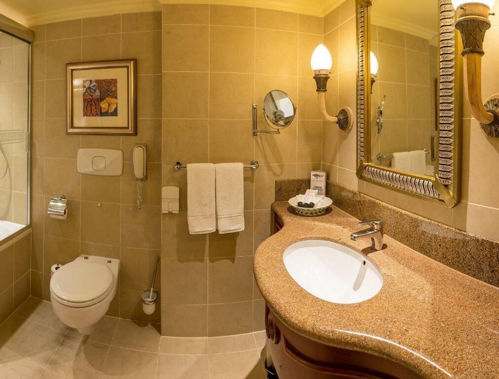 Baño | Tina con regadera, amenidades de baño de diseñador, secadora de cabello 