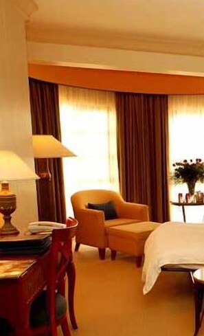 Quarto clássico, 1 cama King | Área de estar | TV LCD