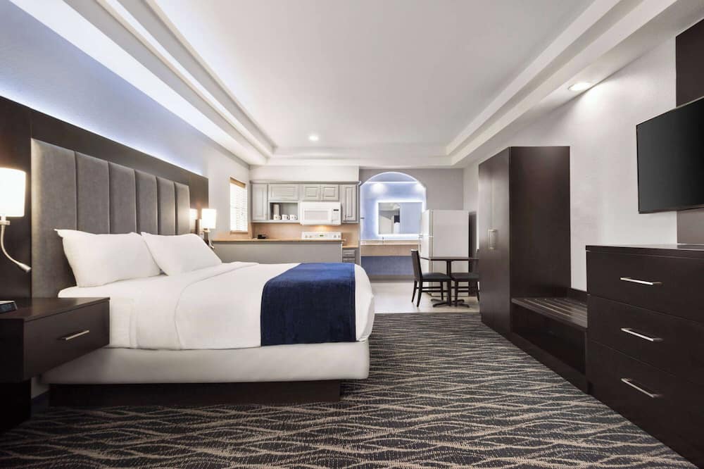 Days Inn & Suites by Wyndham Houston Hobby Airport