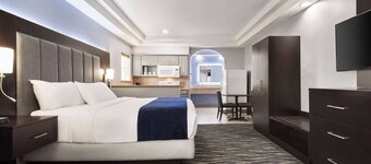 Days Inn & Suites by Wyndham Houston Hobby Airport