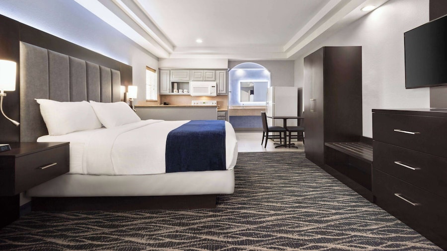 Days Inn & Suites by Wyndham Houston Hobby Airport