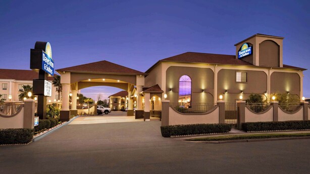 A Days Inn & Suites with a large entrance, a covered walkway, and a parking area.