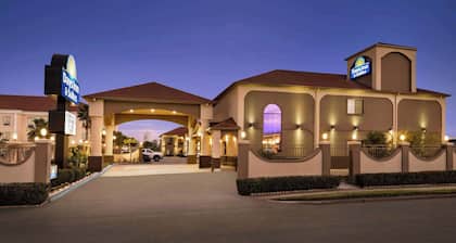 Days Inn & Suites by Wyndham Houston Hobby Airport