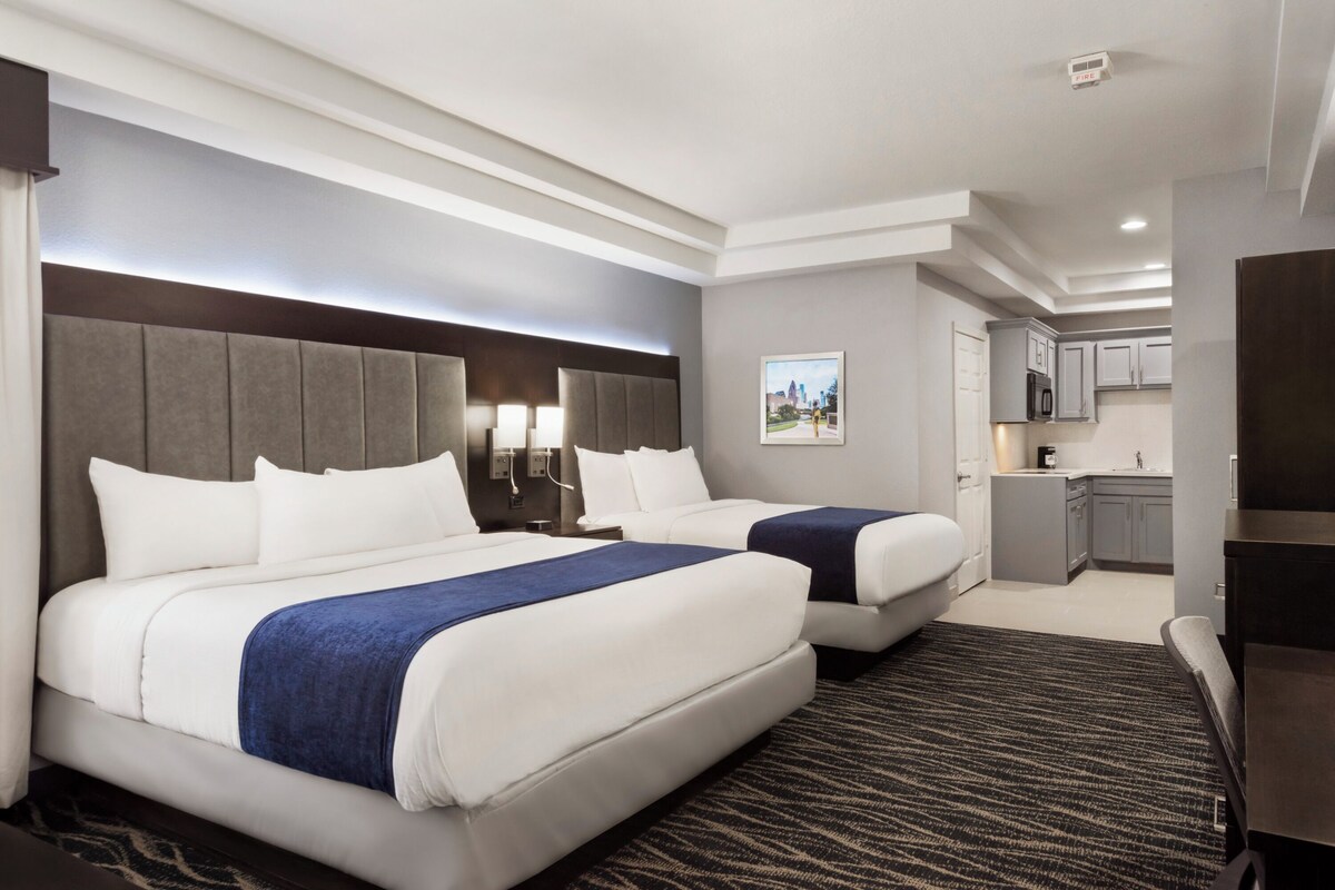 1 King & 1 Full Bed Suite with Full Kitchen, Non-Smoking | Egyptian cotton sheets, premium bedding, down duvets, pillow-top beds