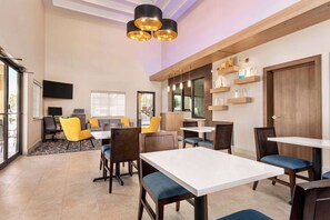 Lobby - Days Inn & Suites by Wyndham Houston Hobby Airport (Houston)