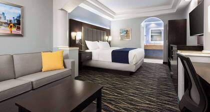 Days Inn & Suites by Wyndham Houston Hobby Airport