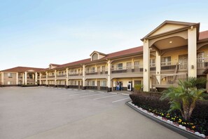 Exterior - Days Inn & Suites by Wyndham Houston Hobby Airport (Houston)