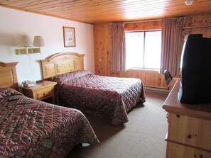 Habitación Deluxe, 2 camas Queen size | Cunas, camas extra, wifi gratis y ropa de cama 