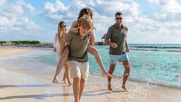Am Strand, weiĂer Sandstrand, LiegestĂŒhle, StrandtĂŒcher