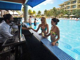 2 bares/lounges, bar molhado, bar ao lado da piscina, bar na praia 