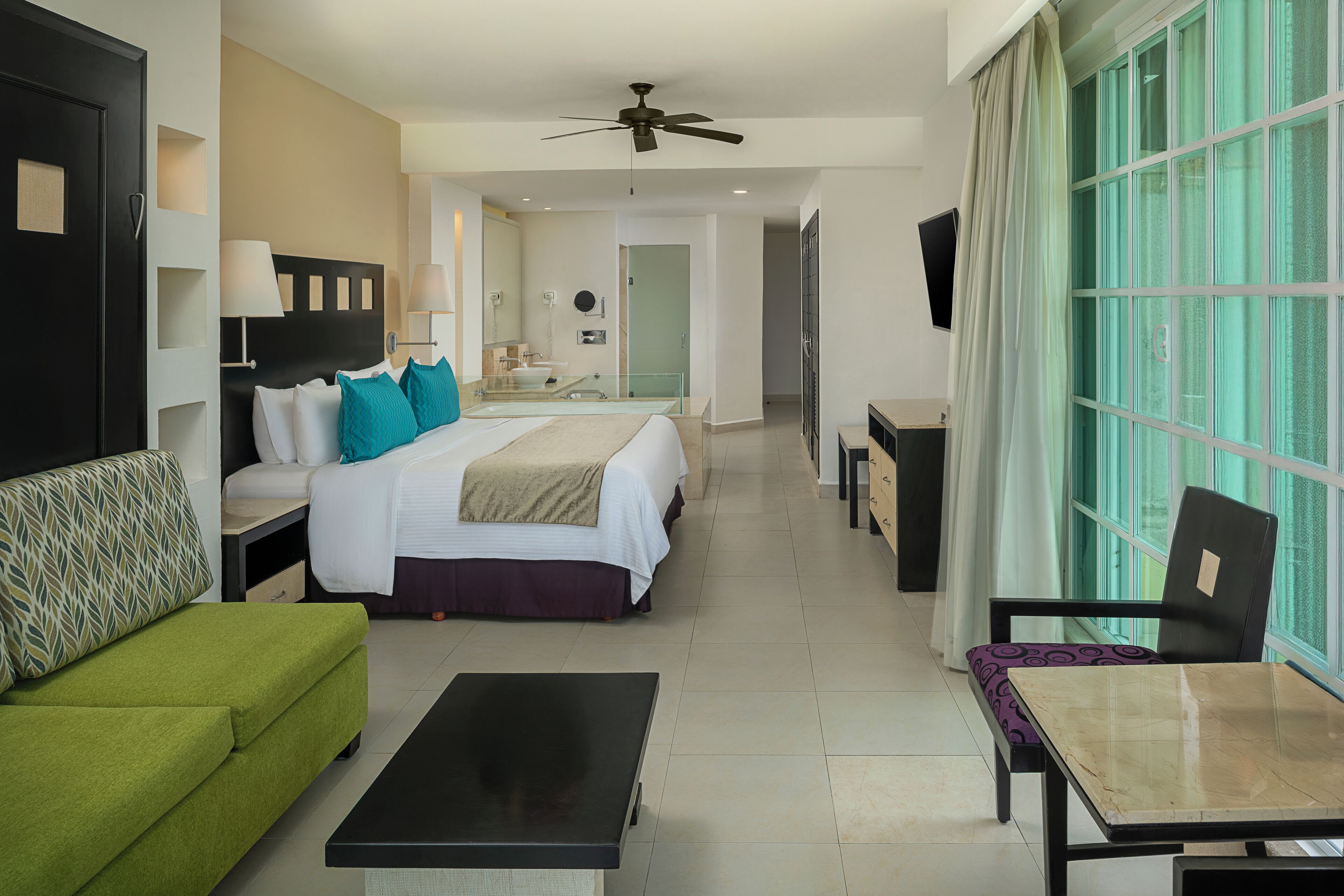 Sengetøy av topp kvalitet, minibar, safe på rommet og skrivebord