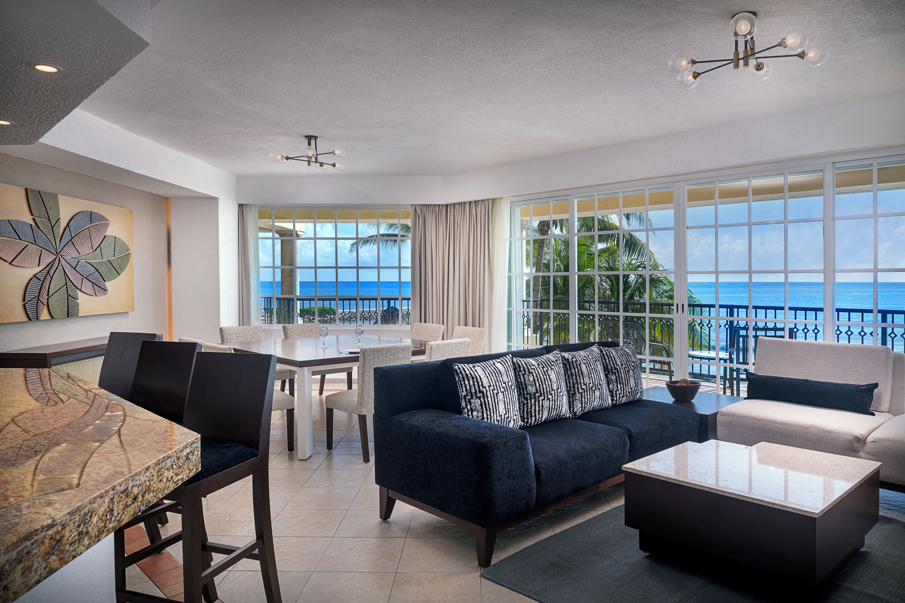 Sengetøy av topp kvalitet, minibar, safe på rommet og skrivebord