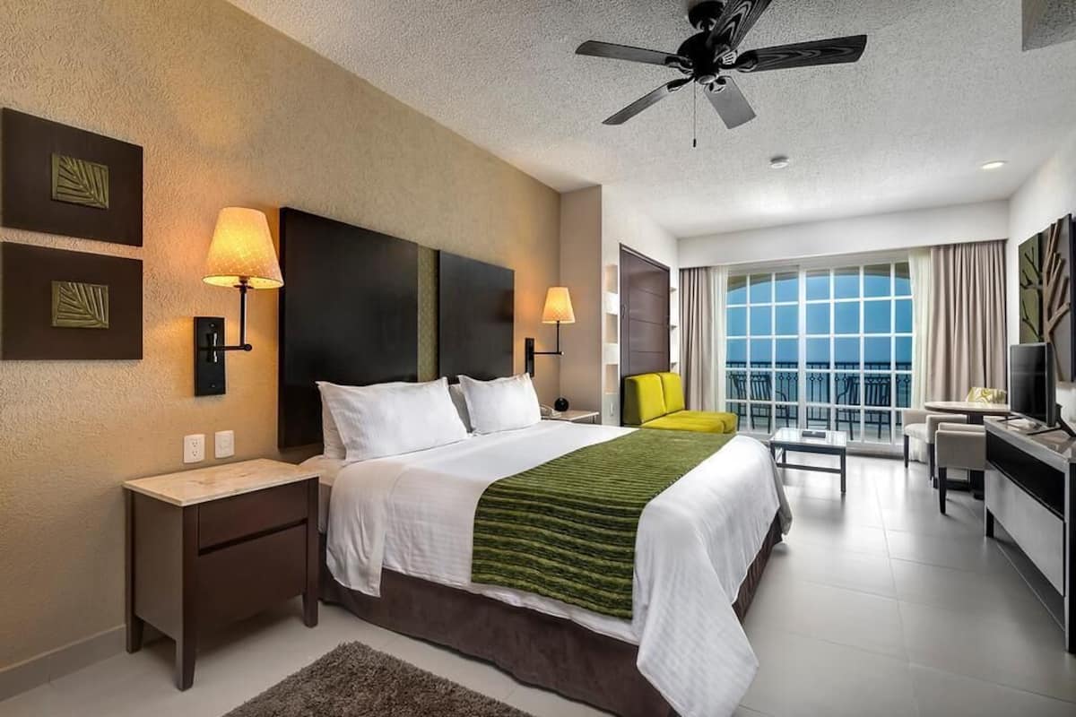 Edredón, minibar y caja de seguridad en la habitación