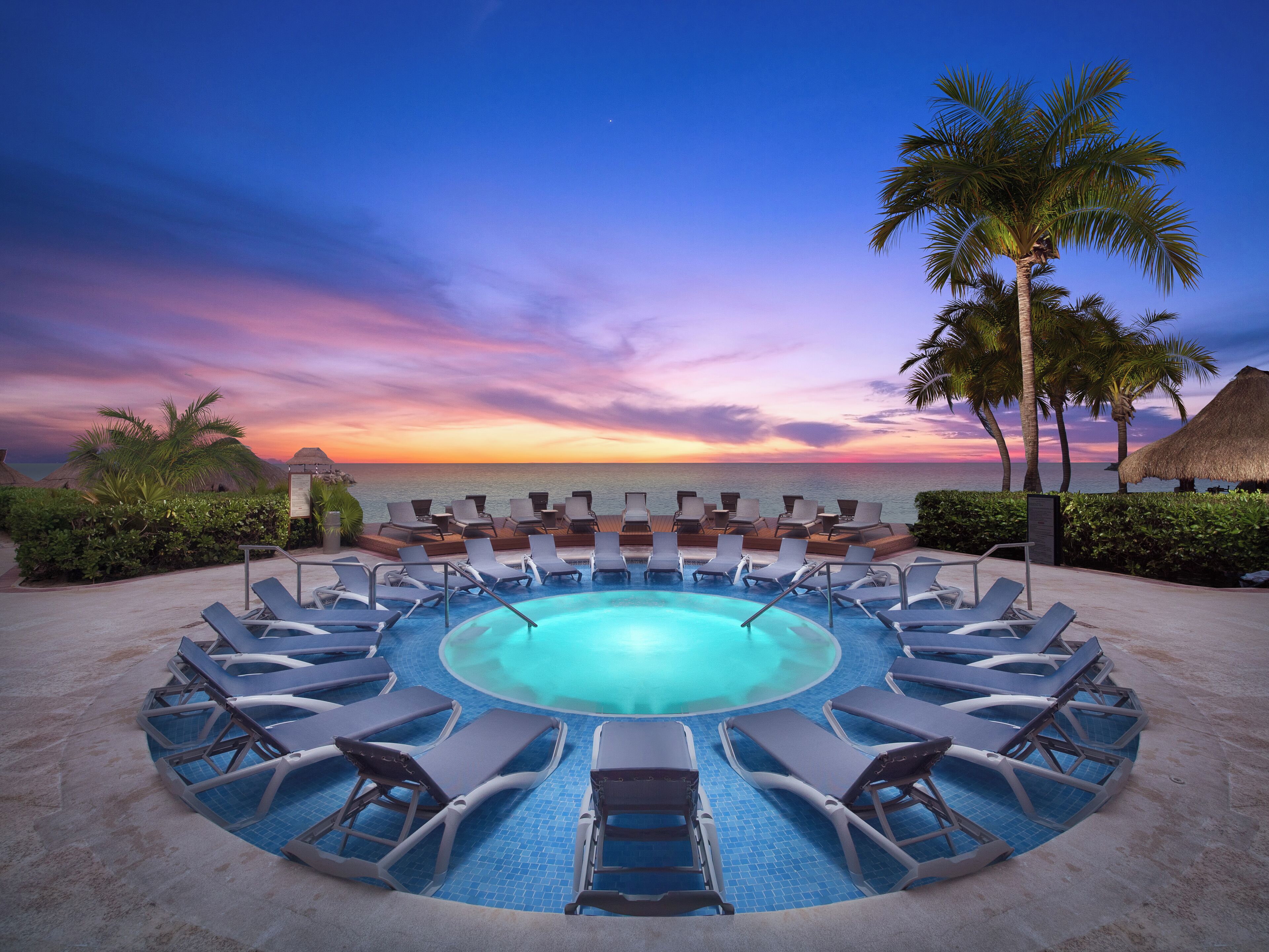 2 hồ bơi ngoài trời, ghế dài tắm nắng 