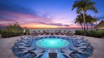 2 hồ bơi ngoài trời, ghế dài tắm nắng