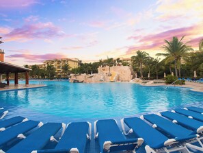 2 outdoor pools, pool loungers