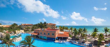 2 piscines extérieures, chaises longues