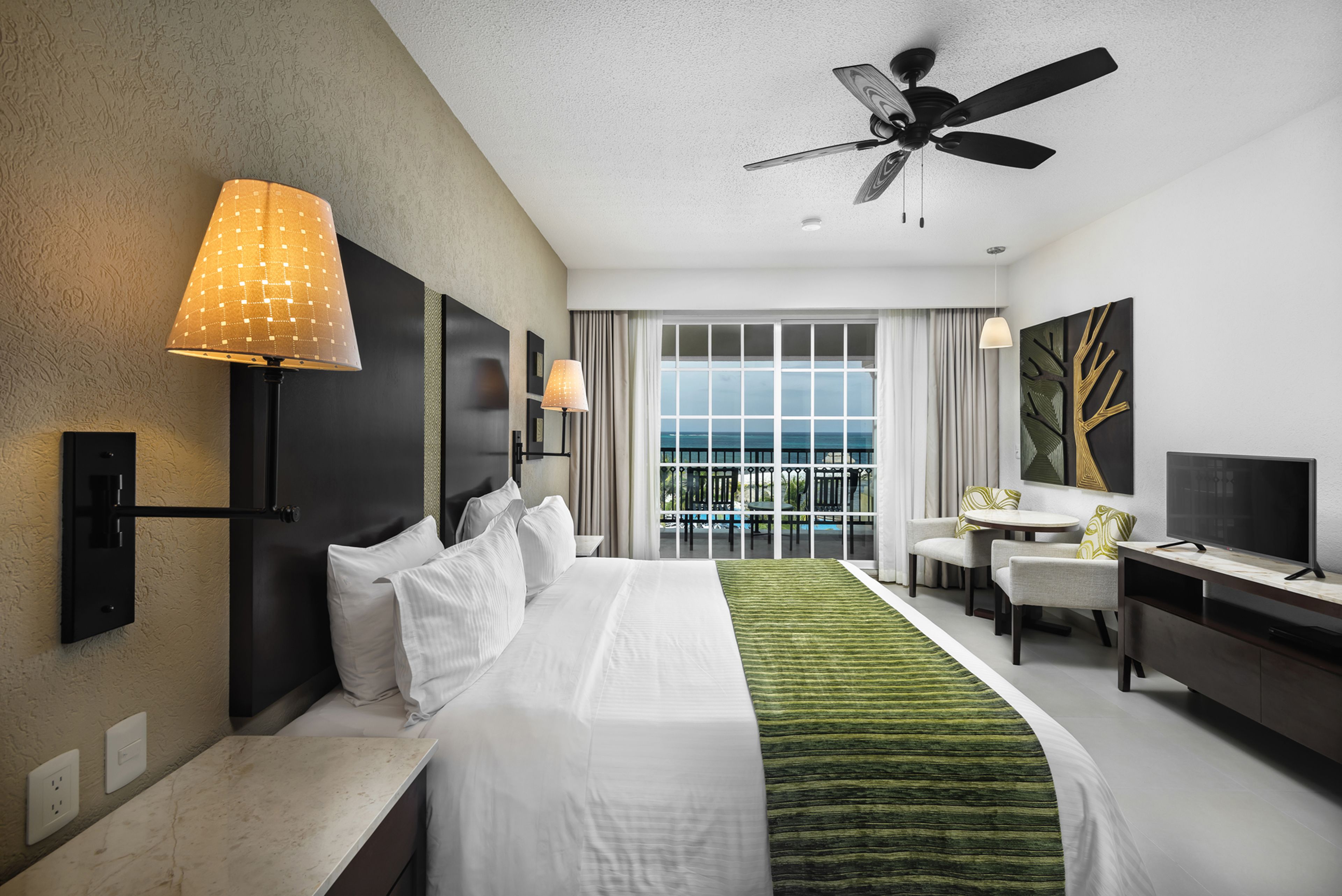 Roupas de cama premium, frigobar, cofres nos quartos, escrivaninha