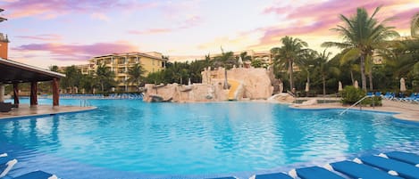 2 piscines extérieures, chaises longues