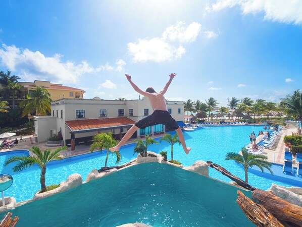 2 outdoor pools, sun loungers