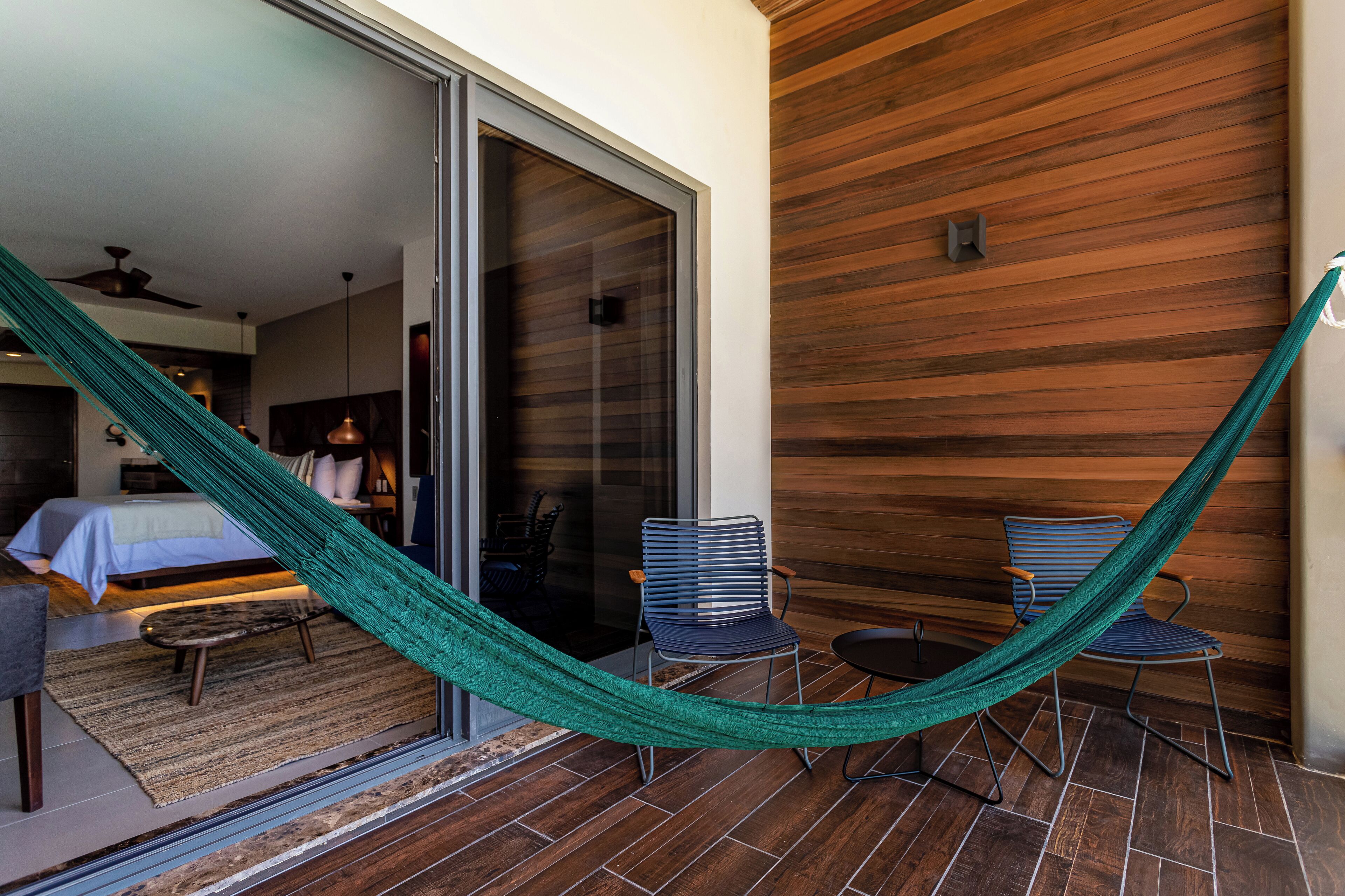 Ropa de cama de alta calidad y minibar 