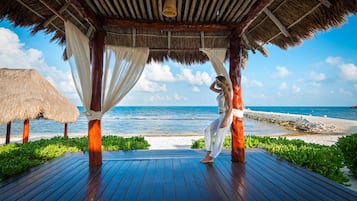 Ubicación a pie de playa, arena blanca, tumbonas y toallas de playa