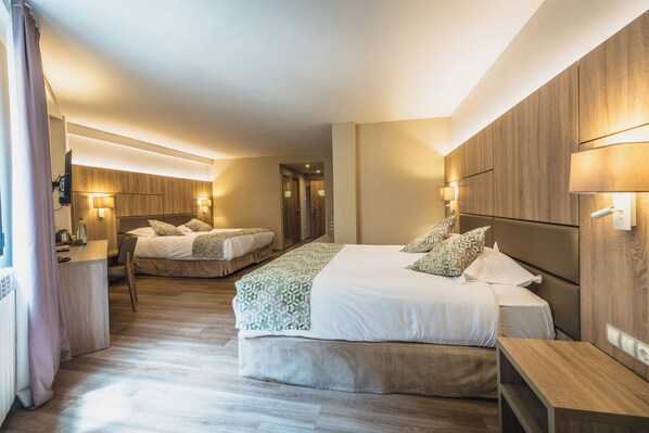 Ylelliset vuodevaatteet, untuvapeitot, minibaari, tallelokero huoneessa