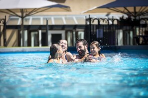 Una piscina al aire libre de temporada (de 10:00 a 18:30), sombrillas