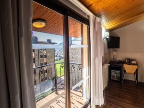 Kolmen hengen perhehuone, 1 makuuhuone, parveke, näköala lomakeskukseen | Näkymä huoneesta