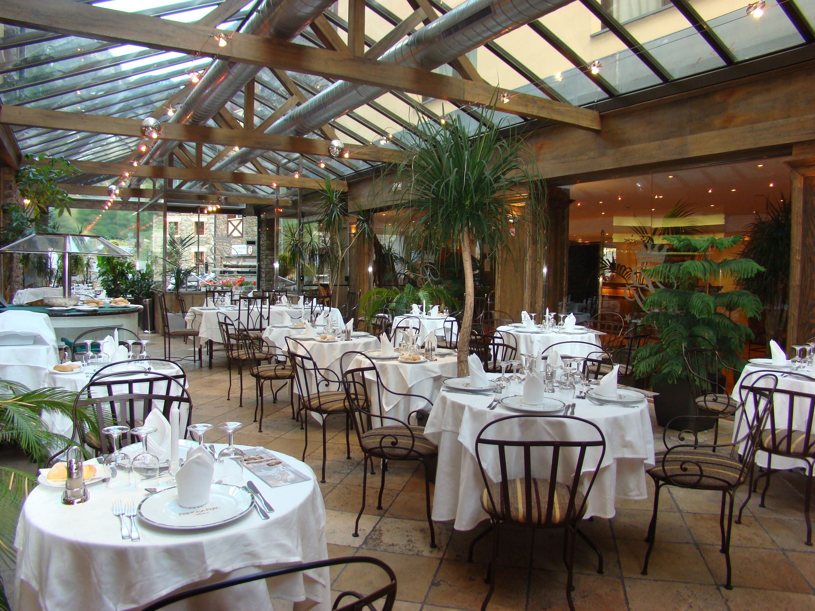 供应早餐、午餐和晚餐，国际美食