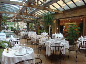 Se sirven desayunos, almuerzos y cenas; cocina internacional