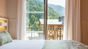 Chambre Familiale, 2 chambres, balcon | Literie de qualité supérieure, couette en duvet d'oie, minibar