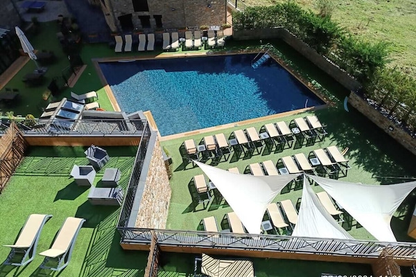 Außenpool (je nach Saison geöffnet), Sonnenschirme, Liegestühle