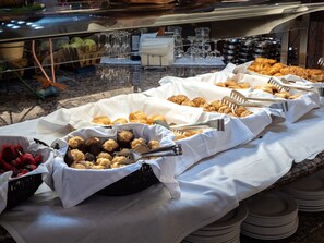 Se ofrece un desayuno bufé (16 EUR por persona)