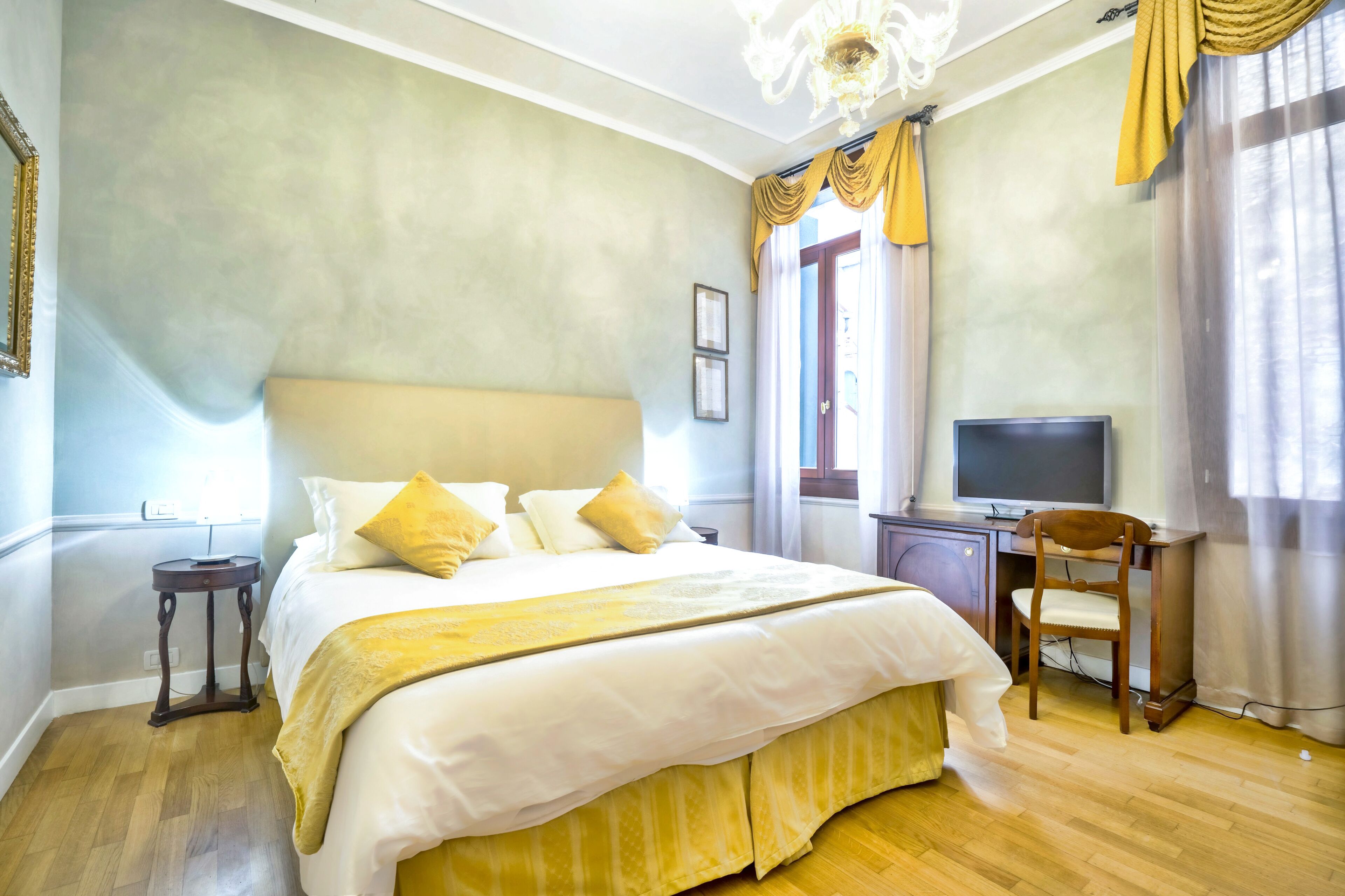 1 bedroom, premium bedding, down duvets, minibar